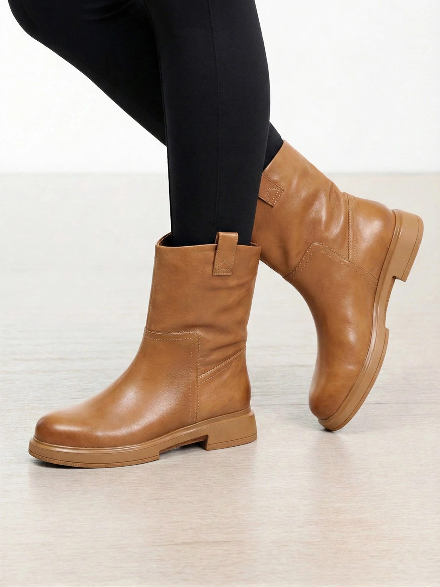 Ботинки светло-коричневого цвета на среднем каблуке